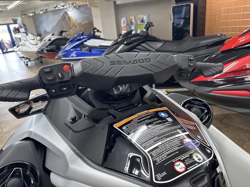 2025 Sea-Doo GTX Limited 325 White Pearl Premium - Image 9