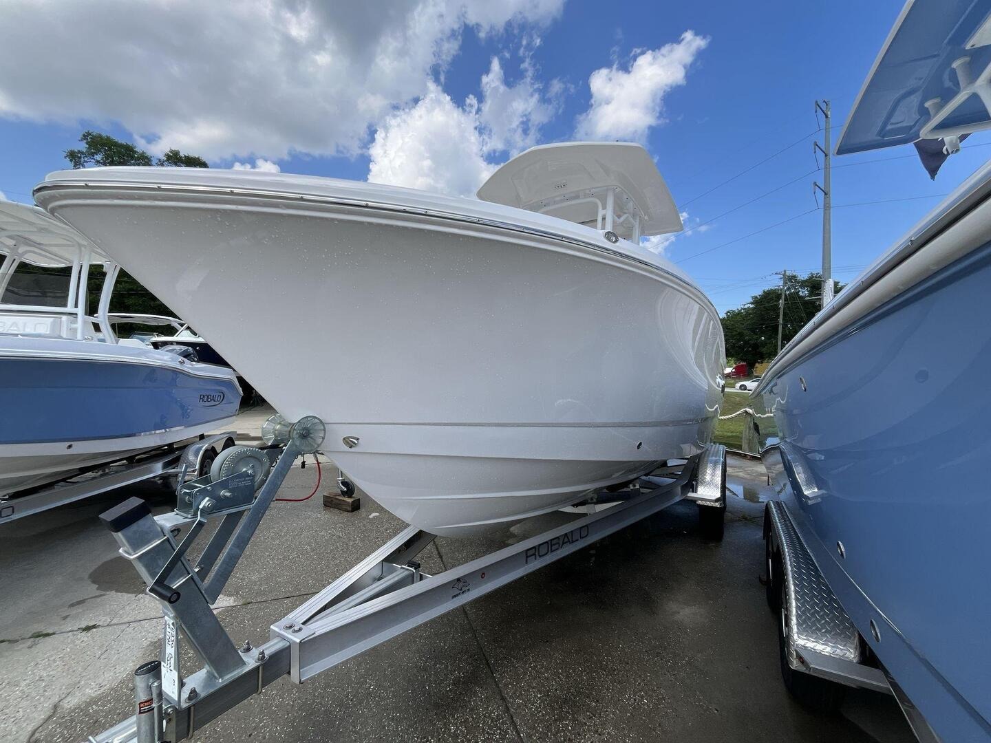 2024 Robalo R230 Center Console - Image 2