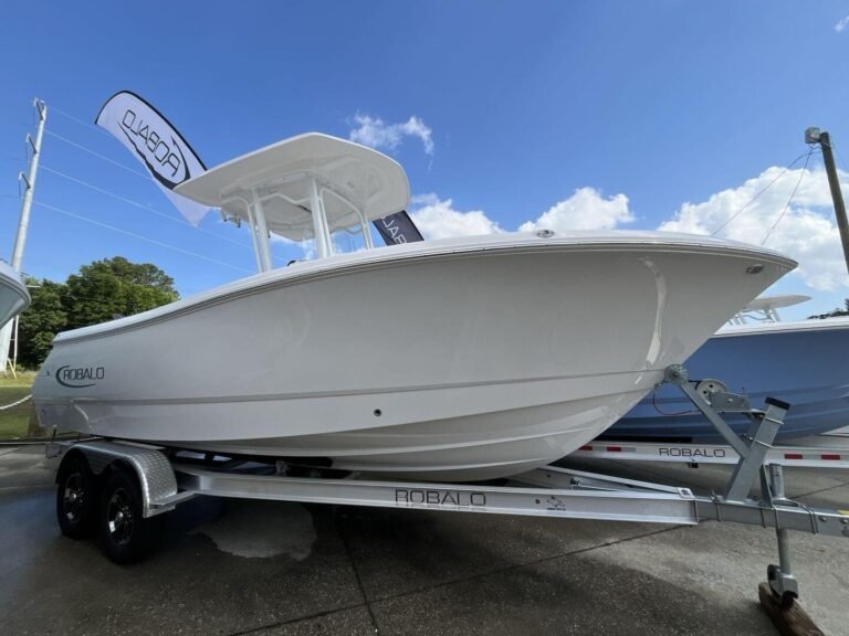 2024 Robalo R230 Center Console - NAUTICAL MARINE DEPOT