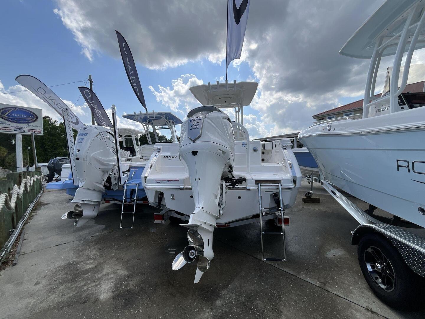 2024 Robalo R230 Center Console - Image 4