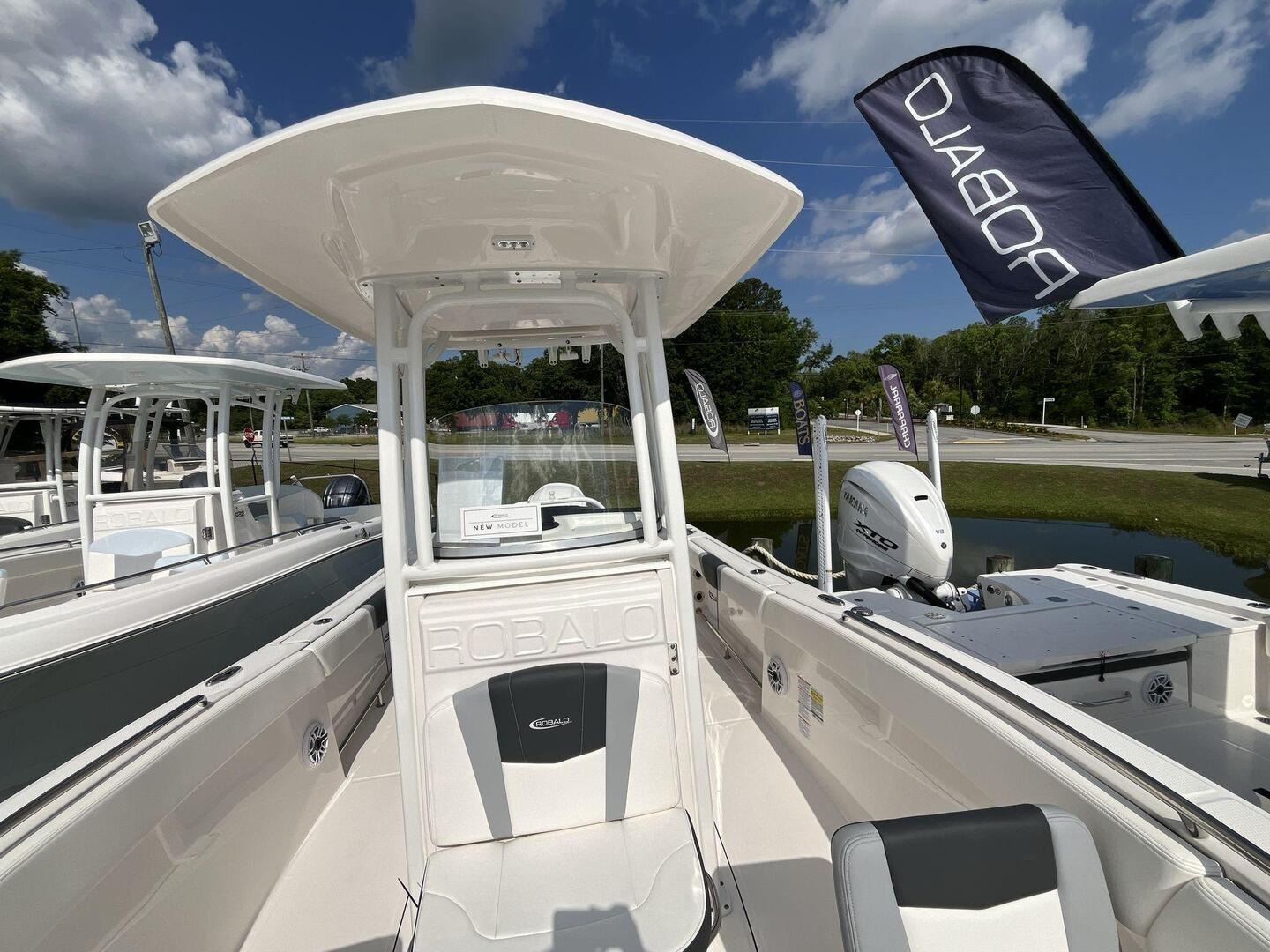 2024 Robalo R230 Center Console - Image 13