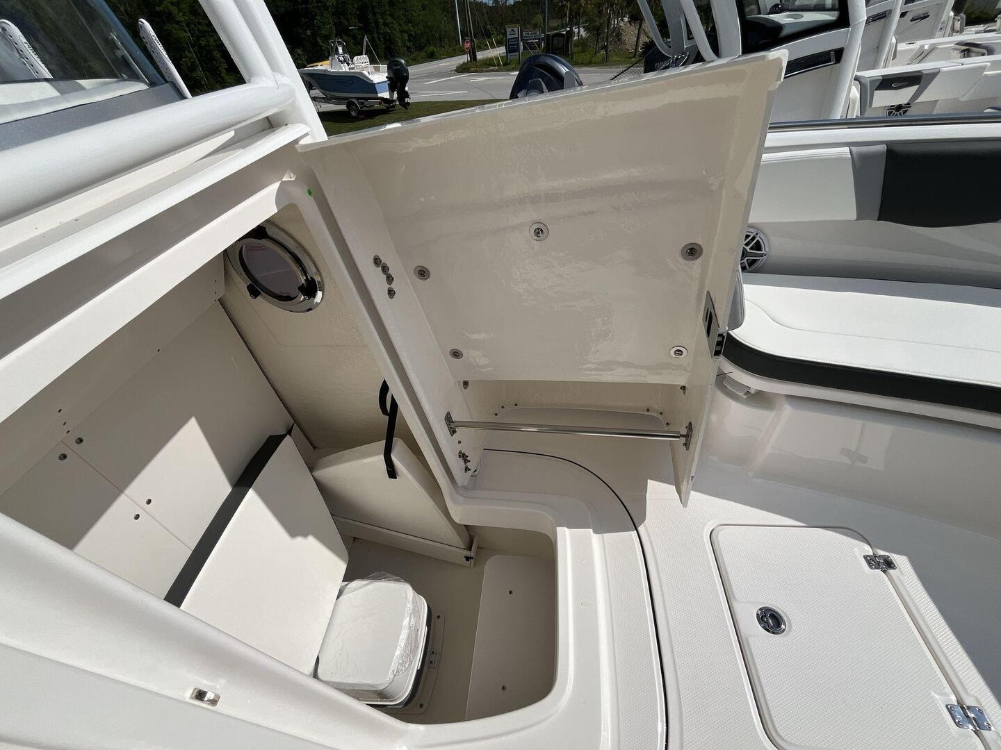 2024 Robalo R230 Center Console - Image 14