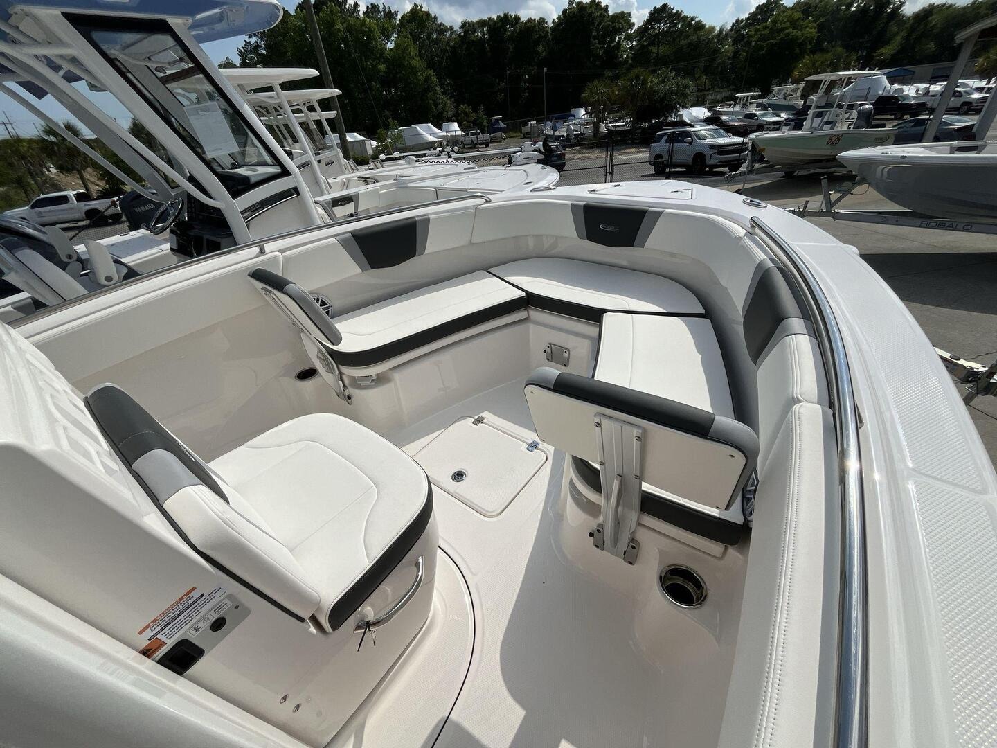 2024 Robalo R230 Center Console - Image 15