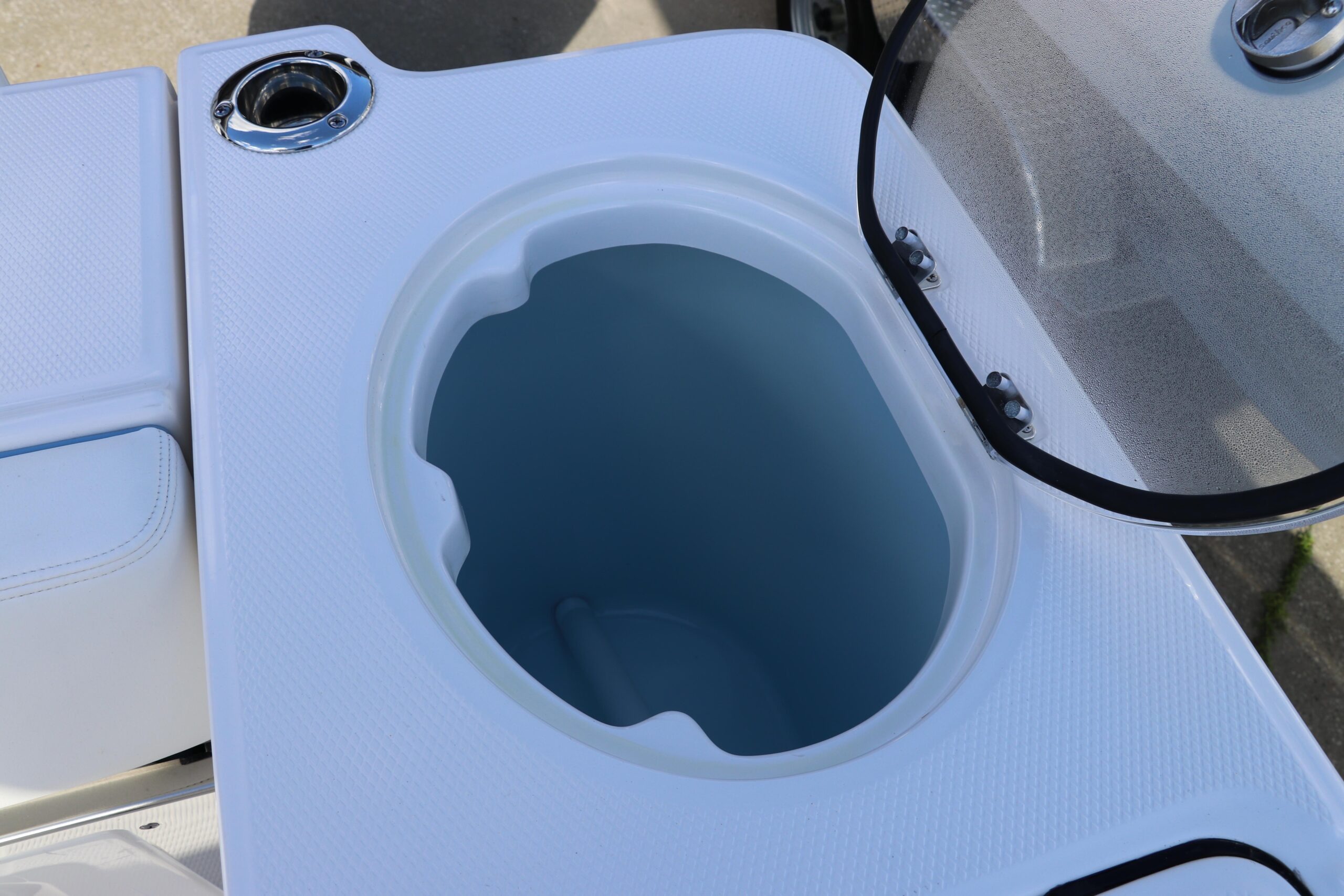 Buy 2024 Robalo R230 Center Console - Image 8