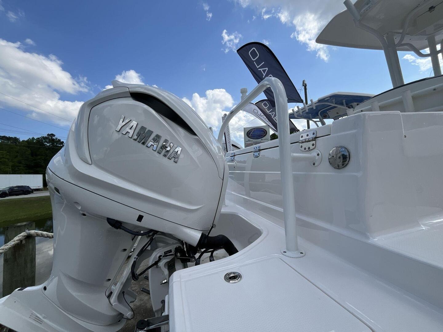 2024 Robalo R230 Center Console - Image 5