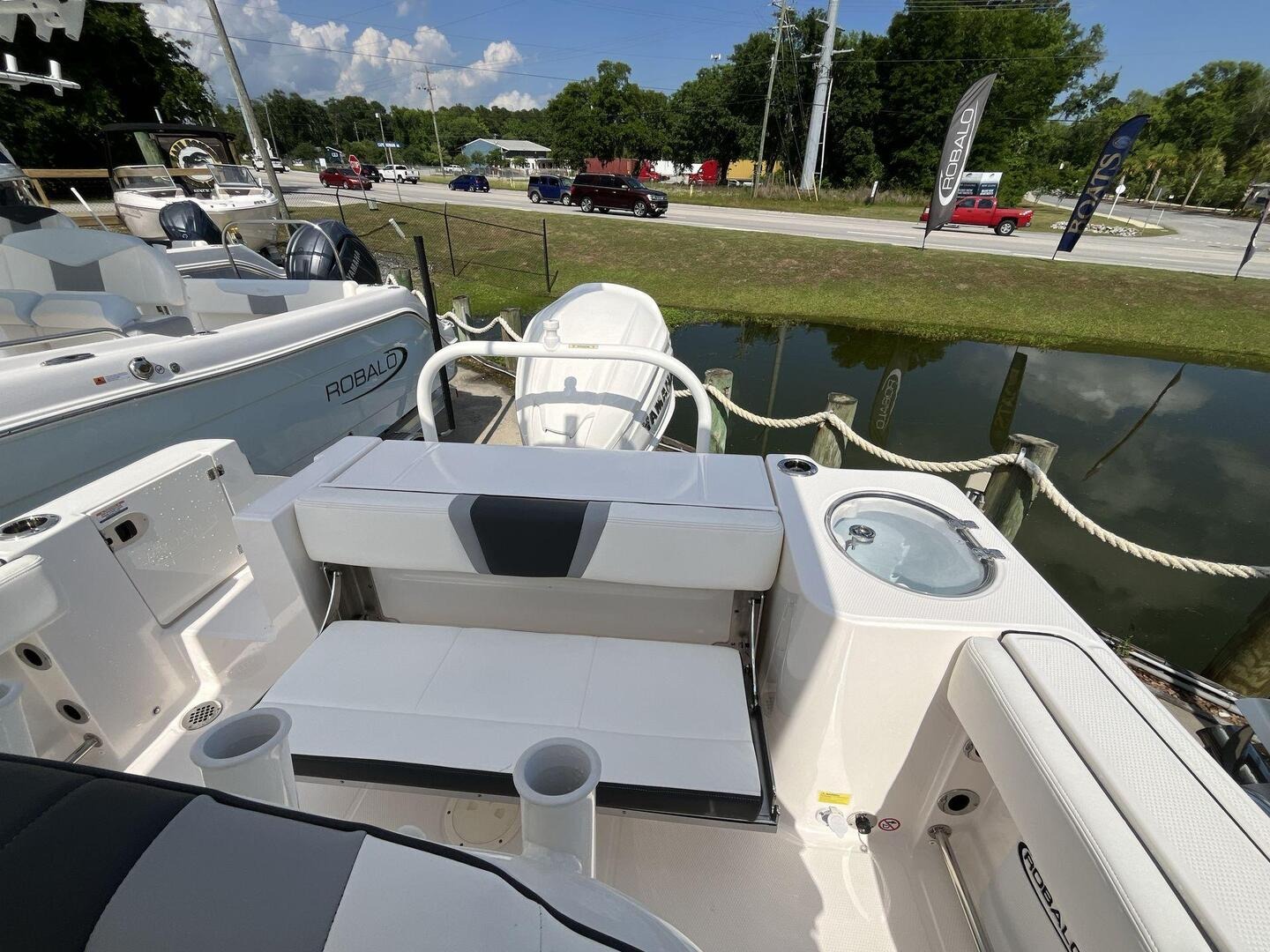 2024 Robalo R230 Center Console - Image 6