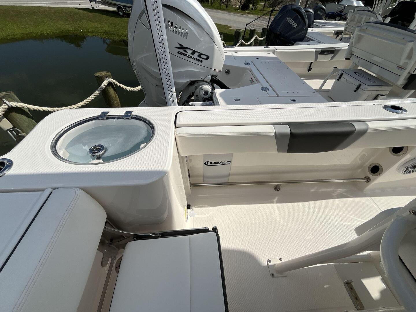 2024 Robalo R230 Center Console - Image 7