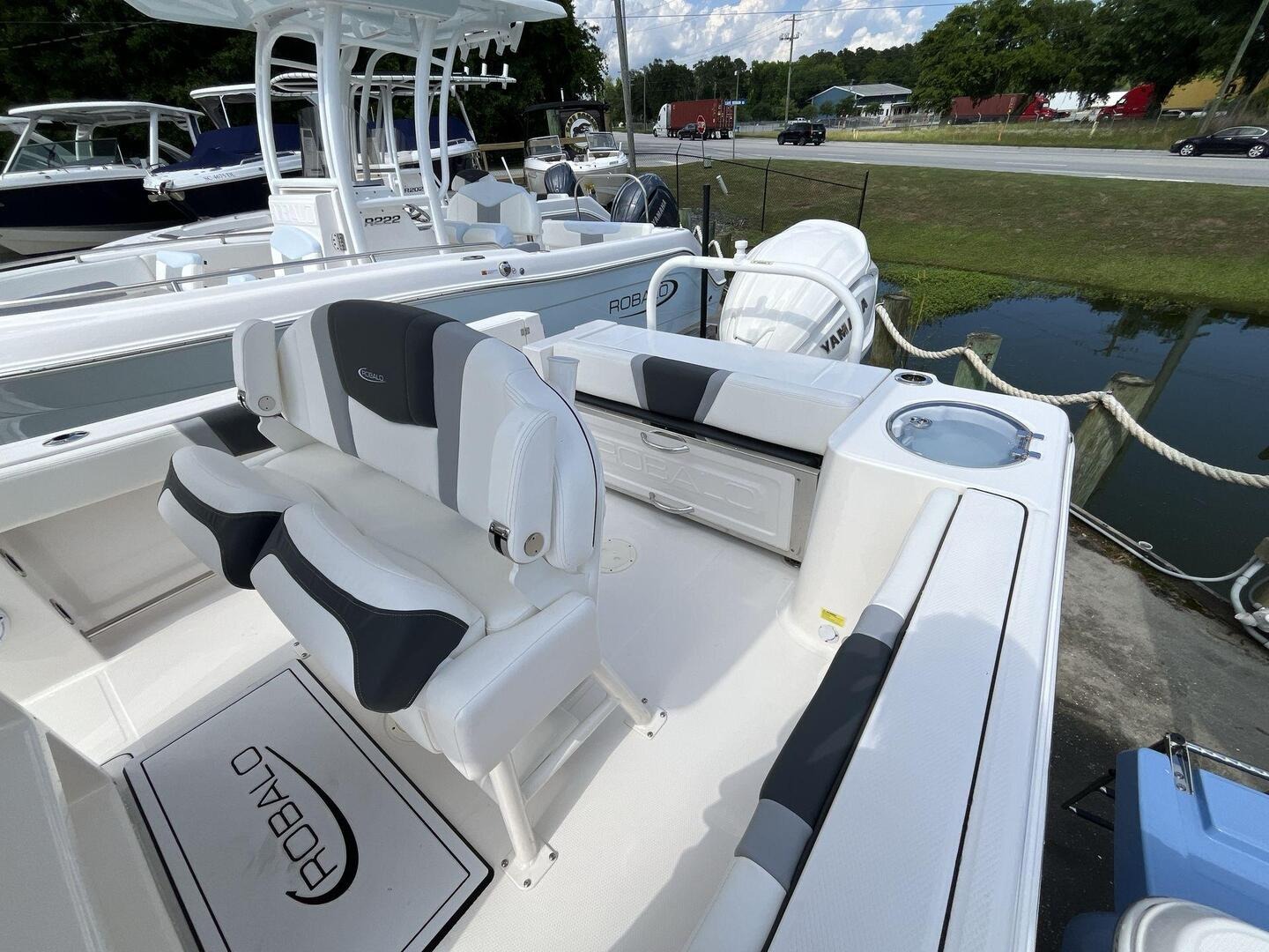 2024 Robalo R230 Center Console - Image 8