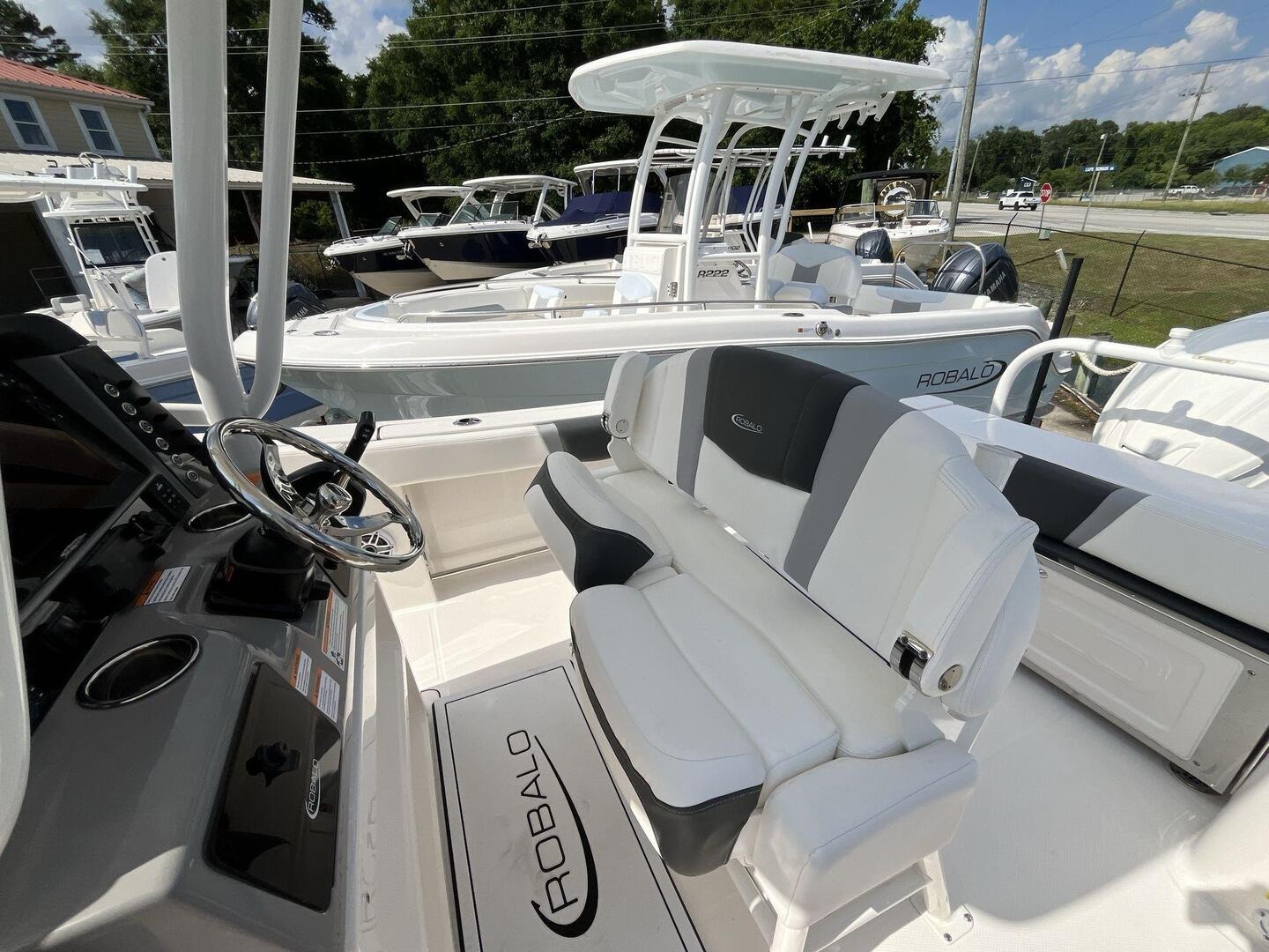 2024 Robalo R230 Center Console - Image 9