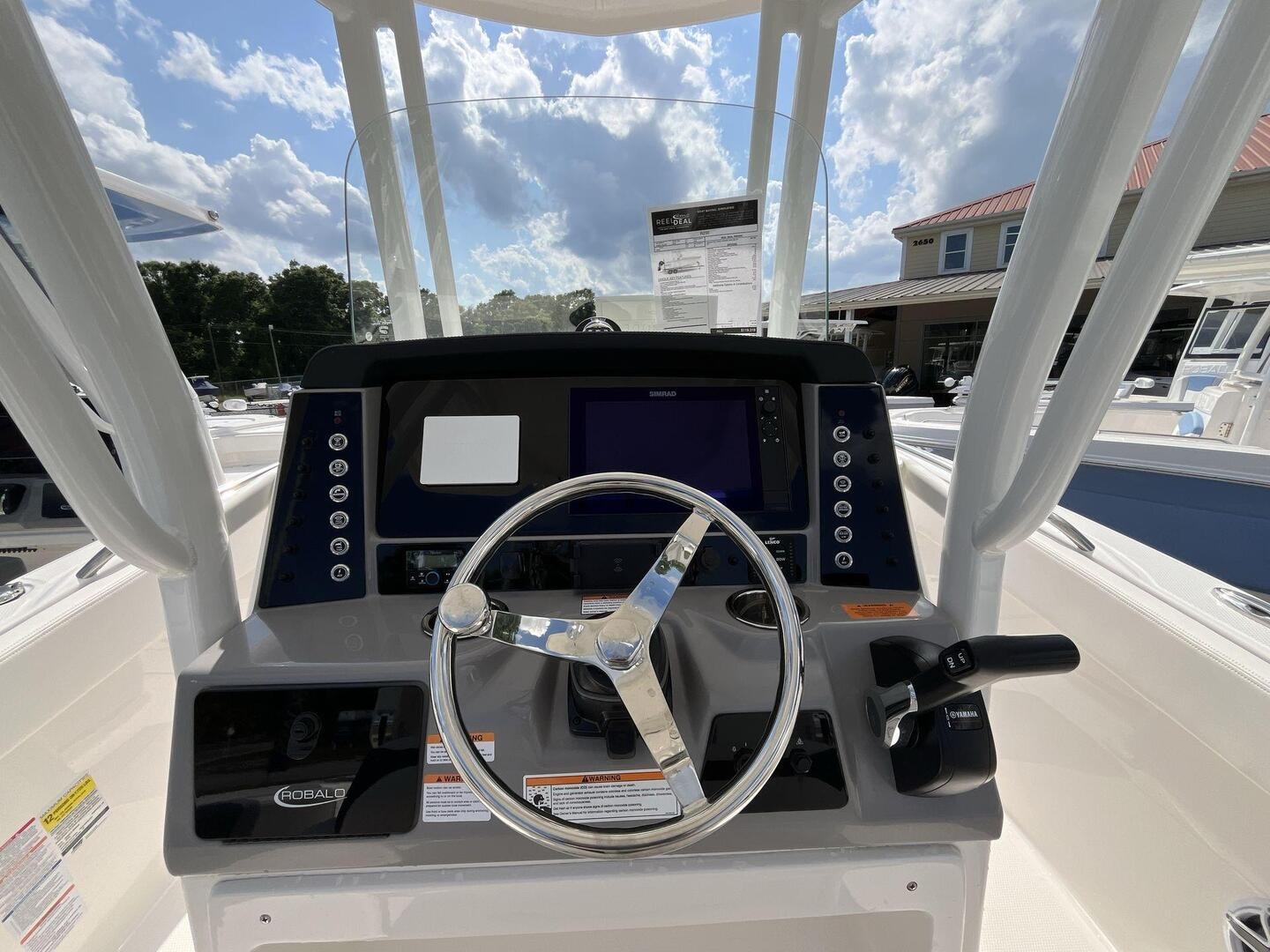 2024 Robalo R230 Center Console - Image 10