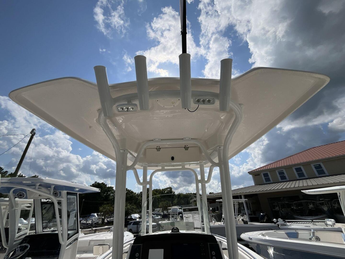 2024 Robalo R230 Center Console - Image 12