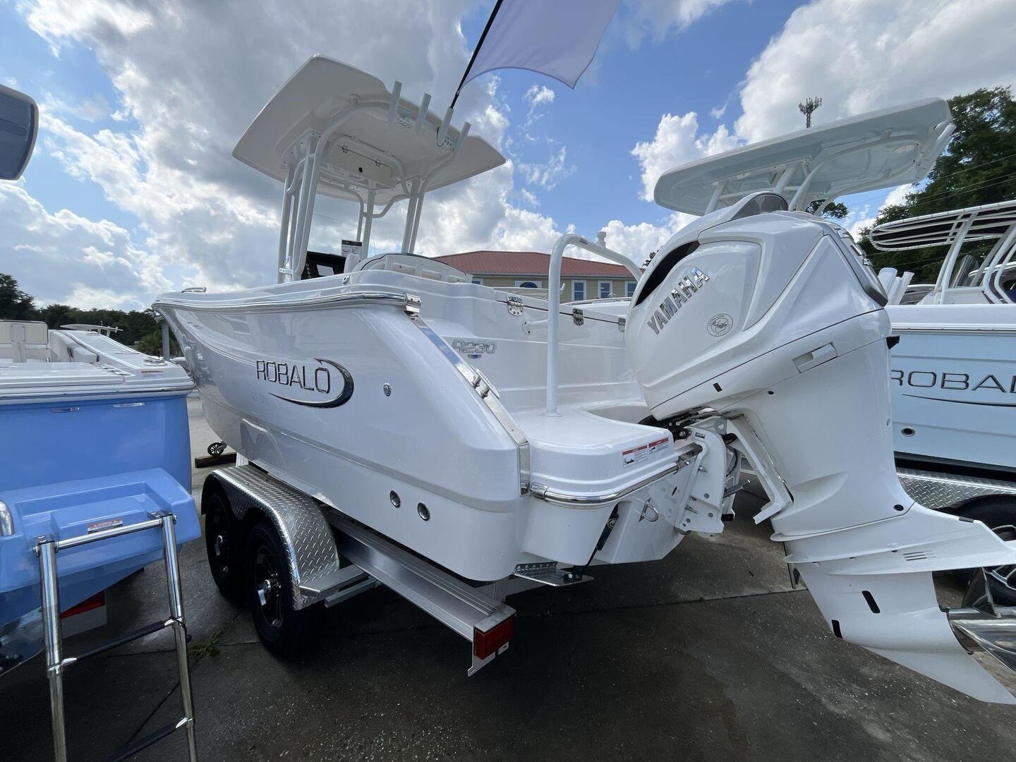 2024 Robalo R230 Center Console - Image 3