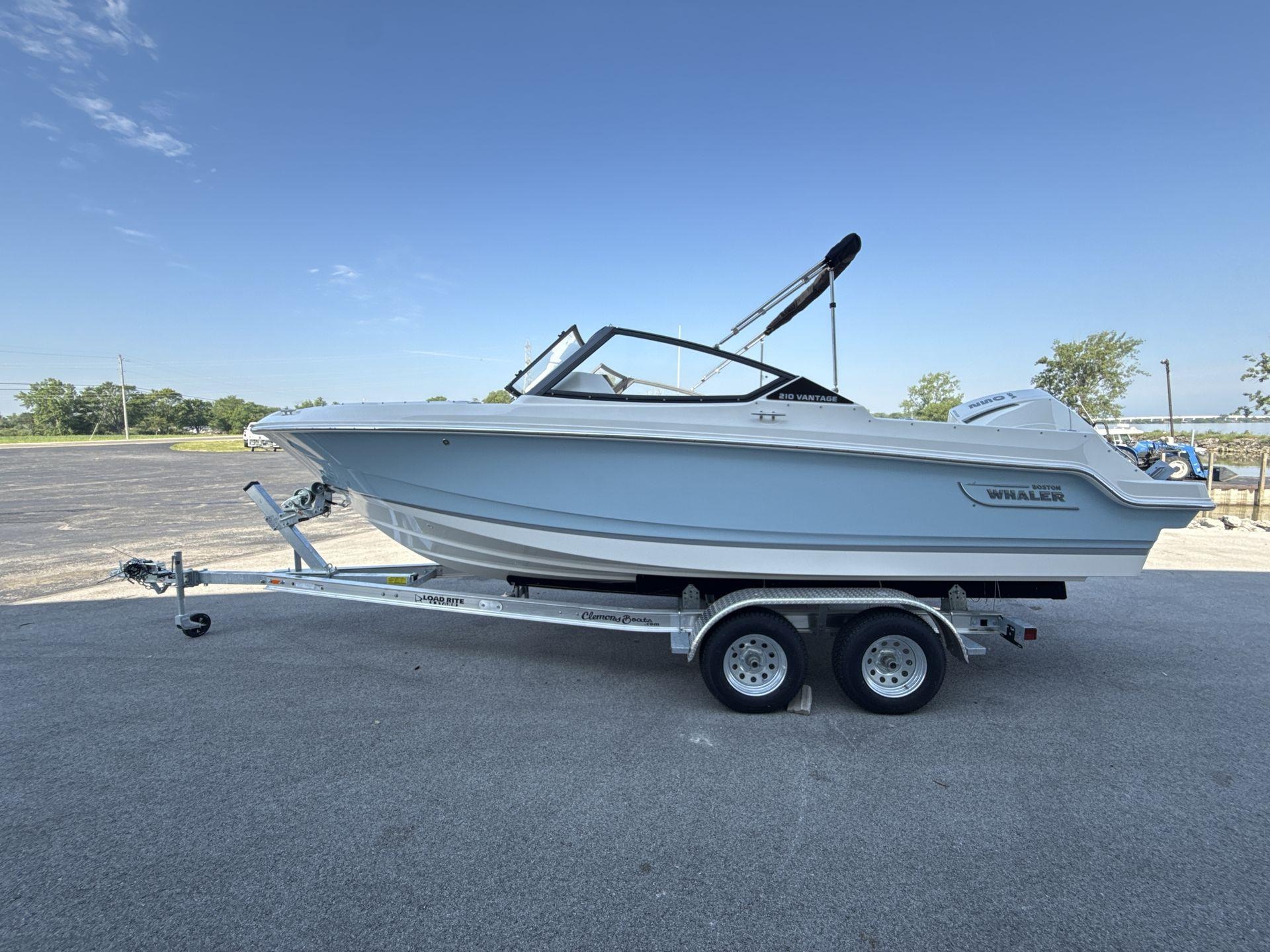 2025 Boston Whaler 210 Vantage - Image 2