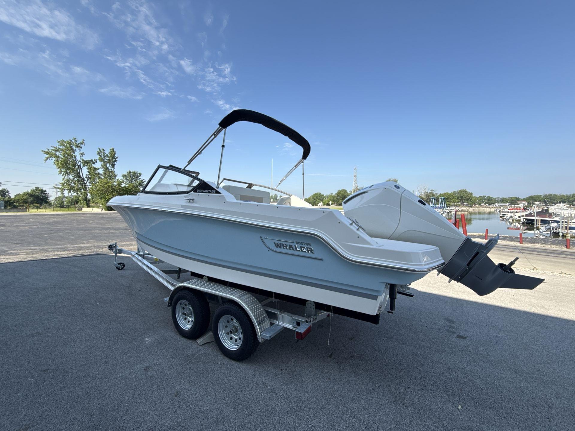 2025 Boston Whaler 210 Vantage - Image 3