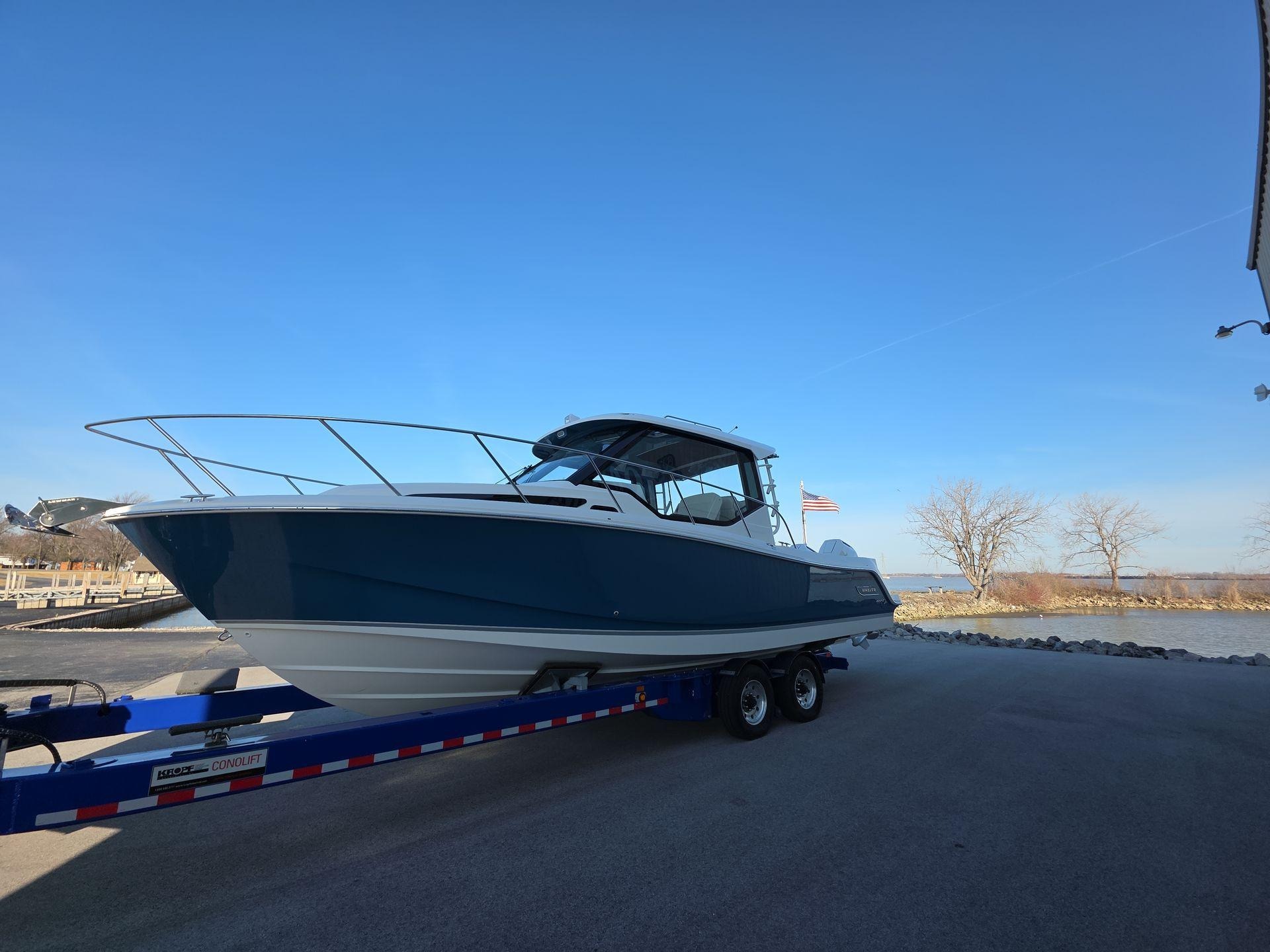 2025 Boston Whaler 325 Conquest