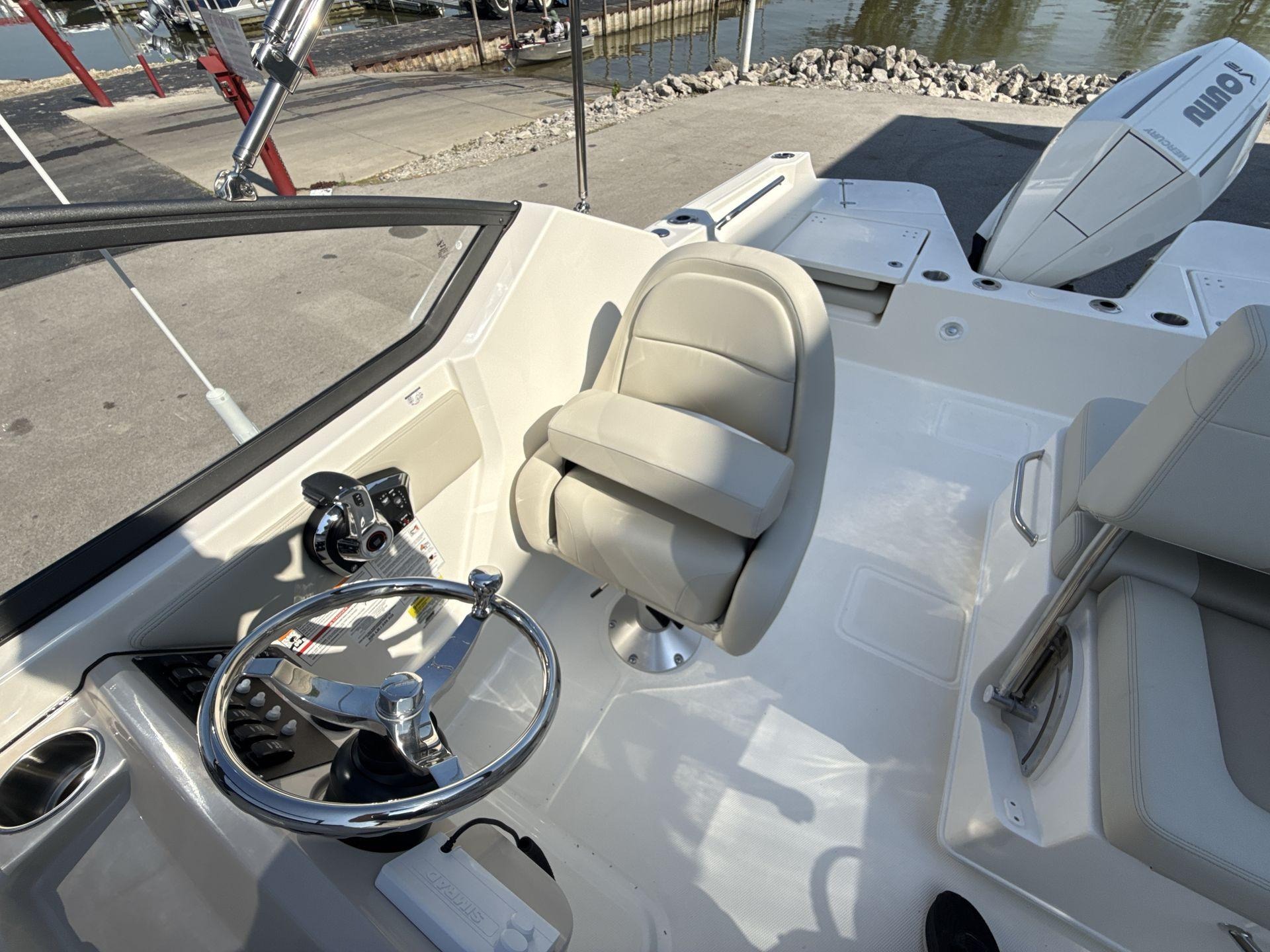 2025 Boston Whaler 210 Vantage - Image 4