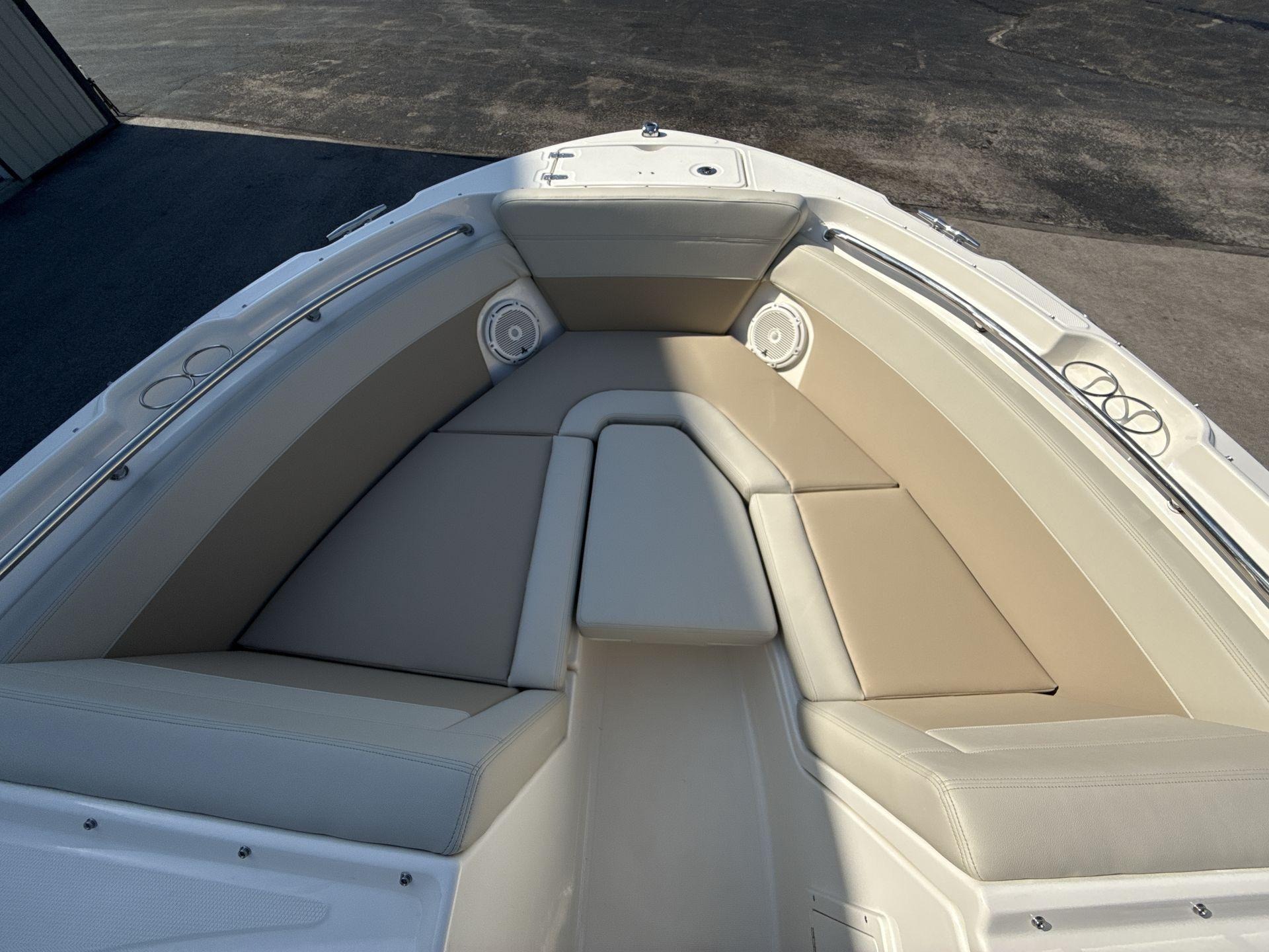 2025 Boston Whaler 210 Vantage - Image 5
