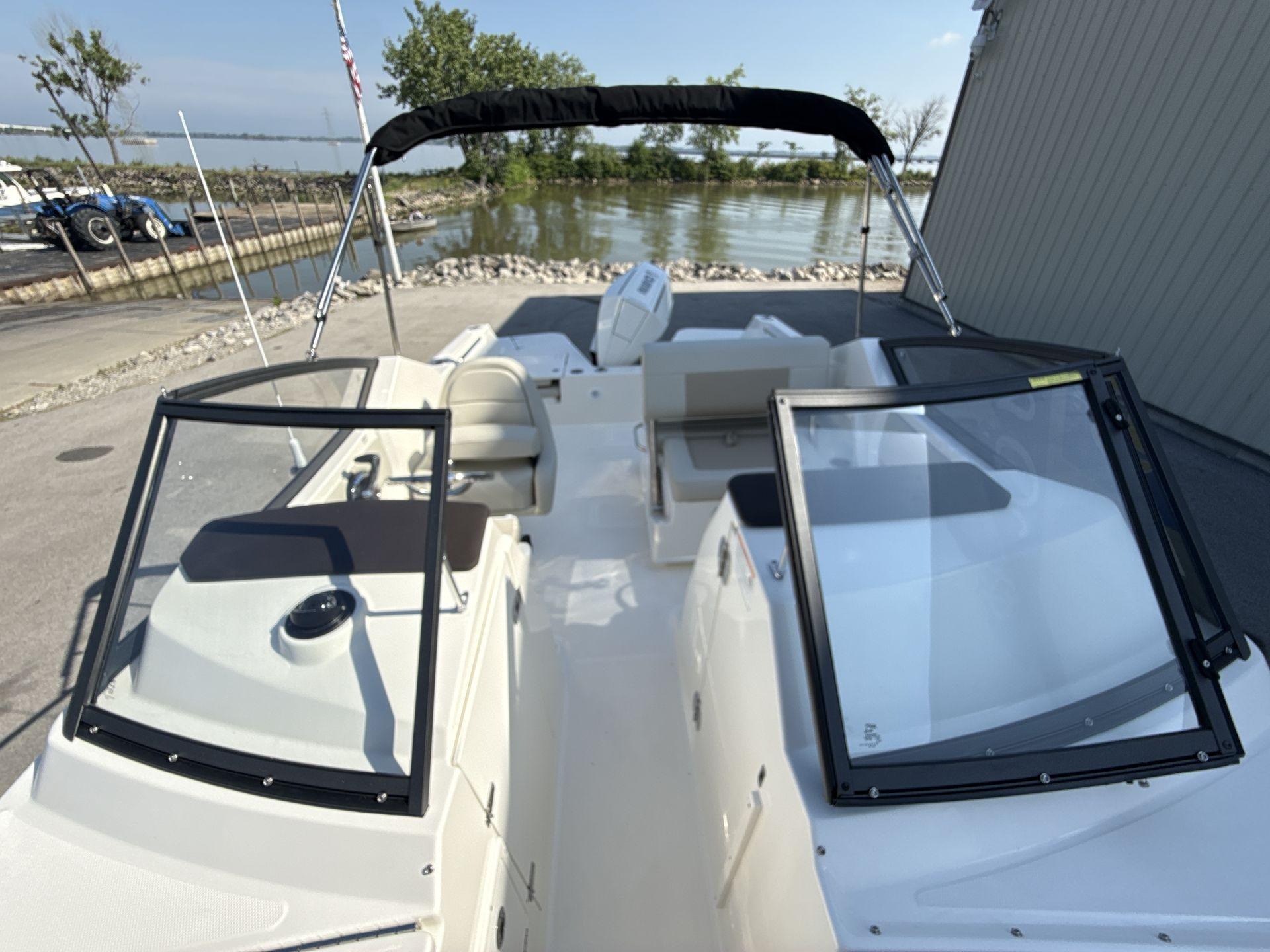 2025 Boston Whaler 210 Vantage - Image 6