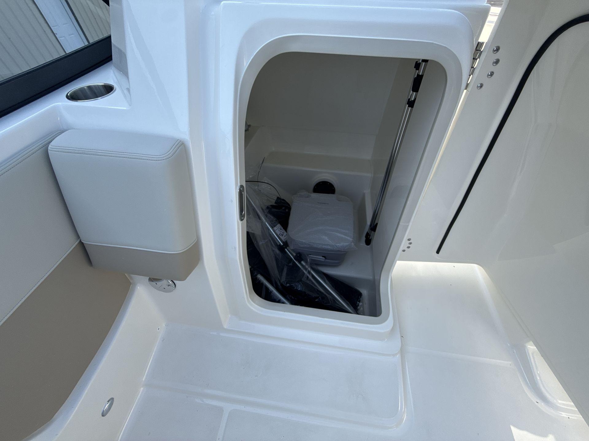 2025 Boston Whaler 210 Vantage - Image 7
