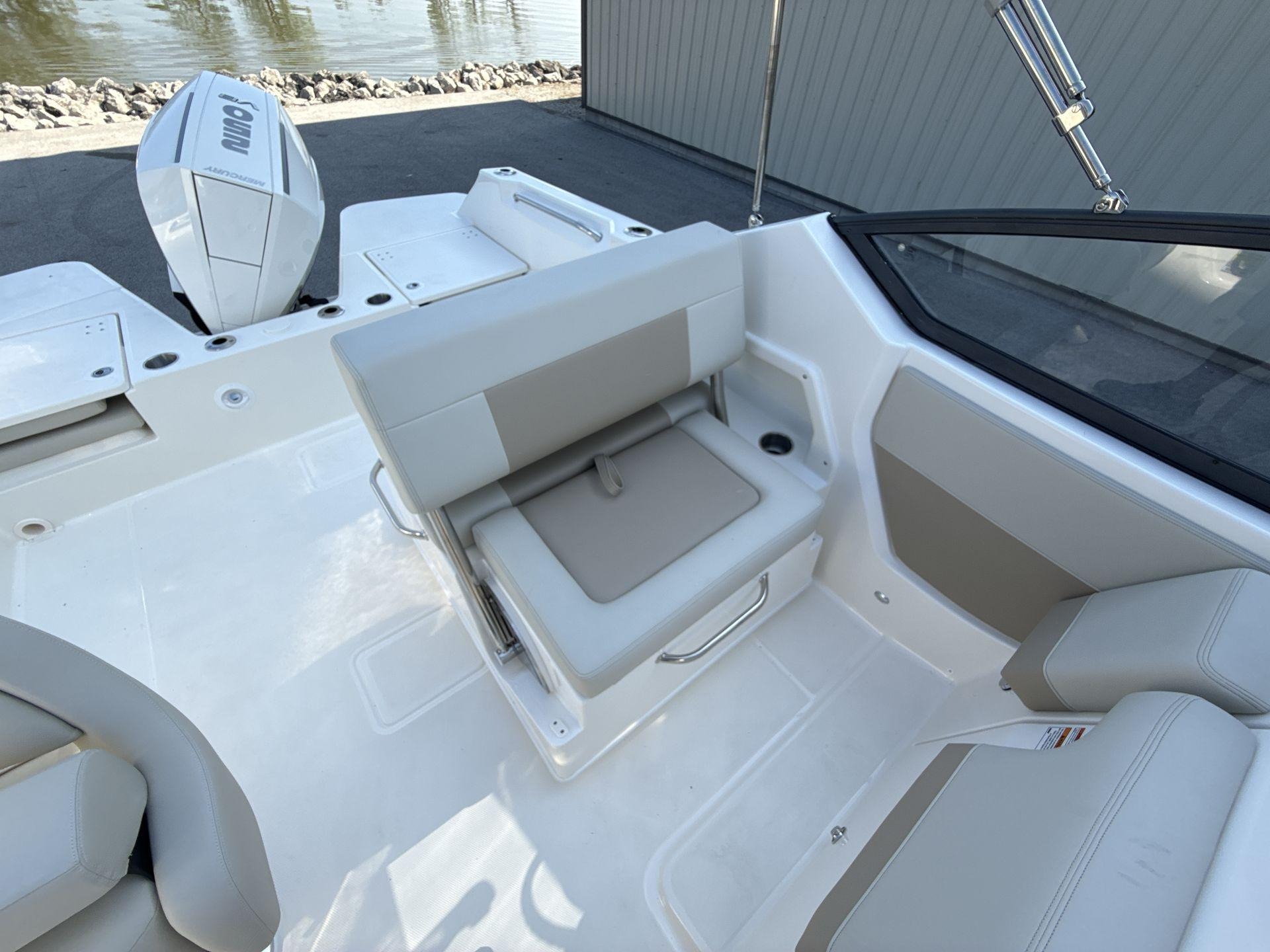 2025 Boston Whaler 210 Vantage - Image 8
