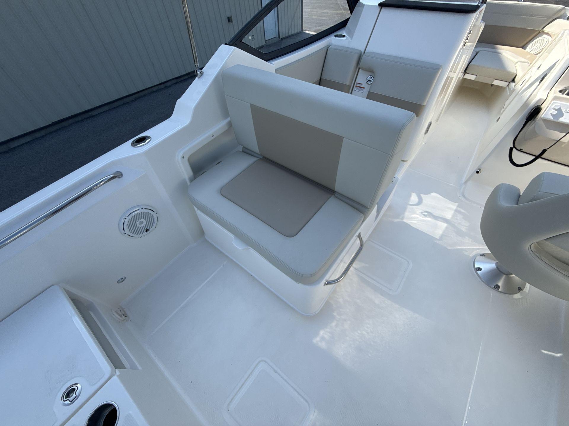 2025 Boston Whaler 210 Vantage - Image 10