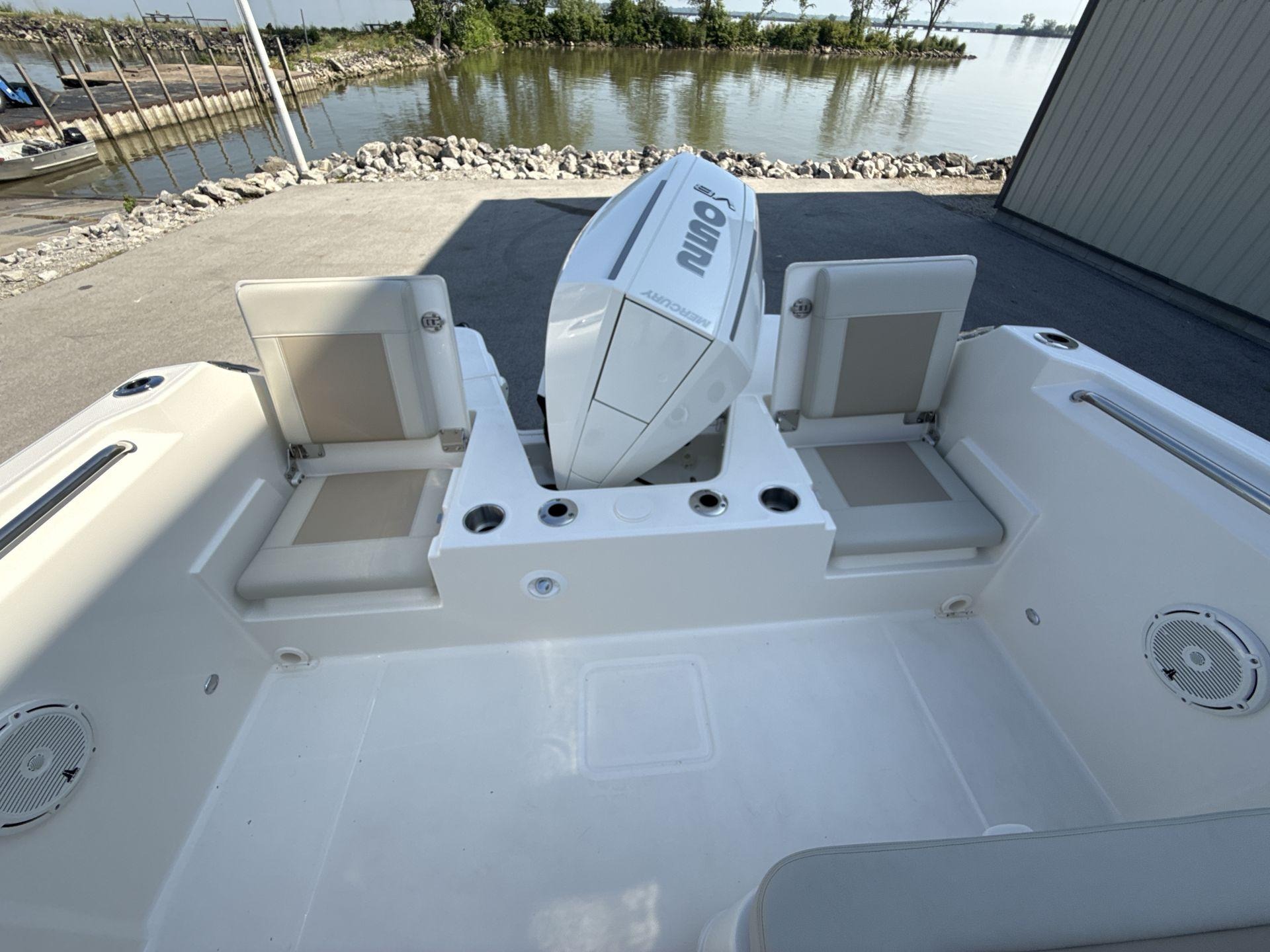 2025 Boston Whaler 210 Vantage - Image 12