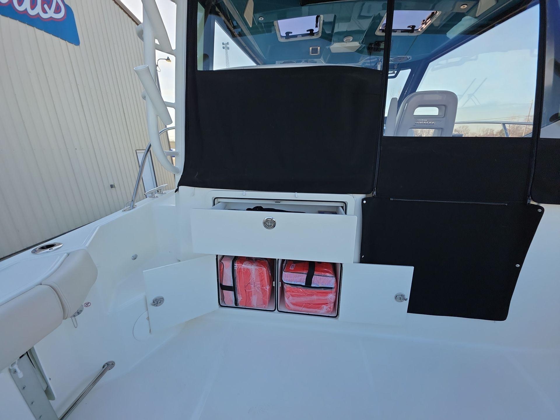 2025 Boston Whaler 325 Conquest - Image 16