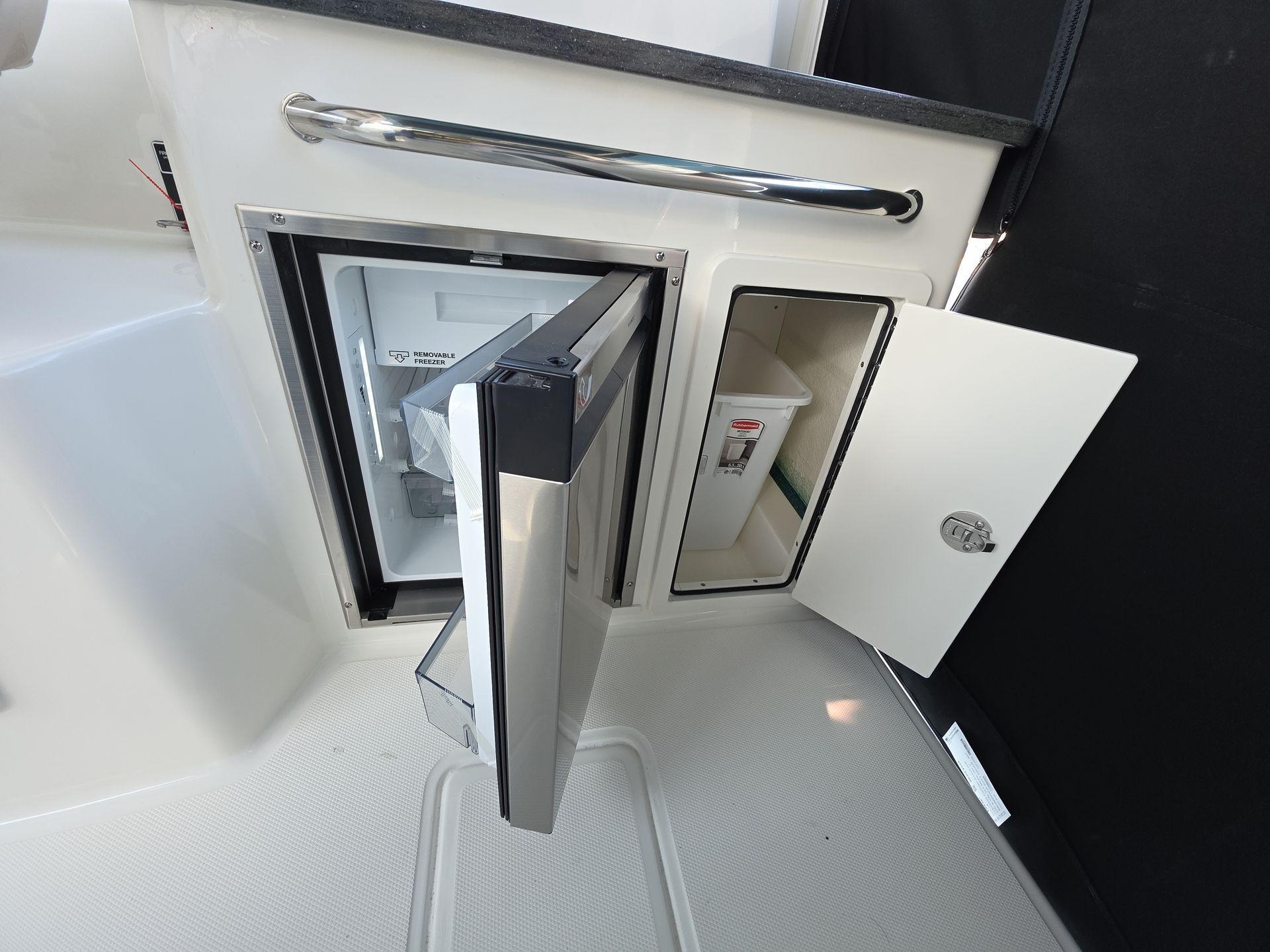 2025 Boston Whaler 325 Conquest - Image 7