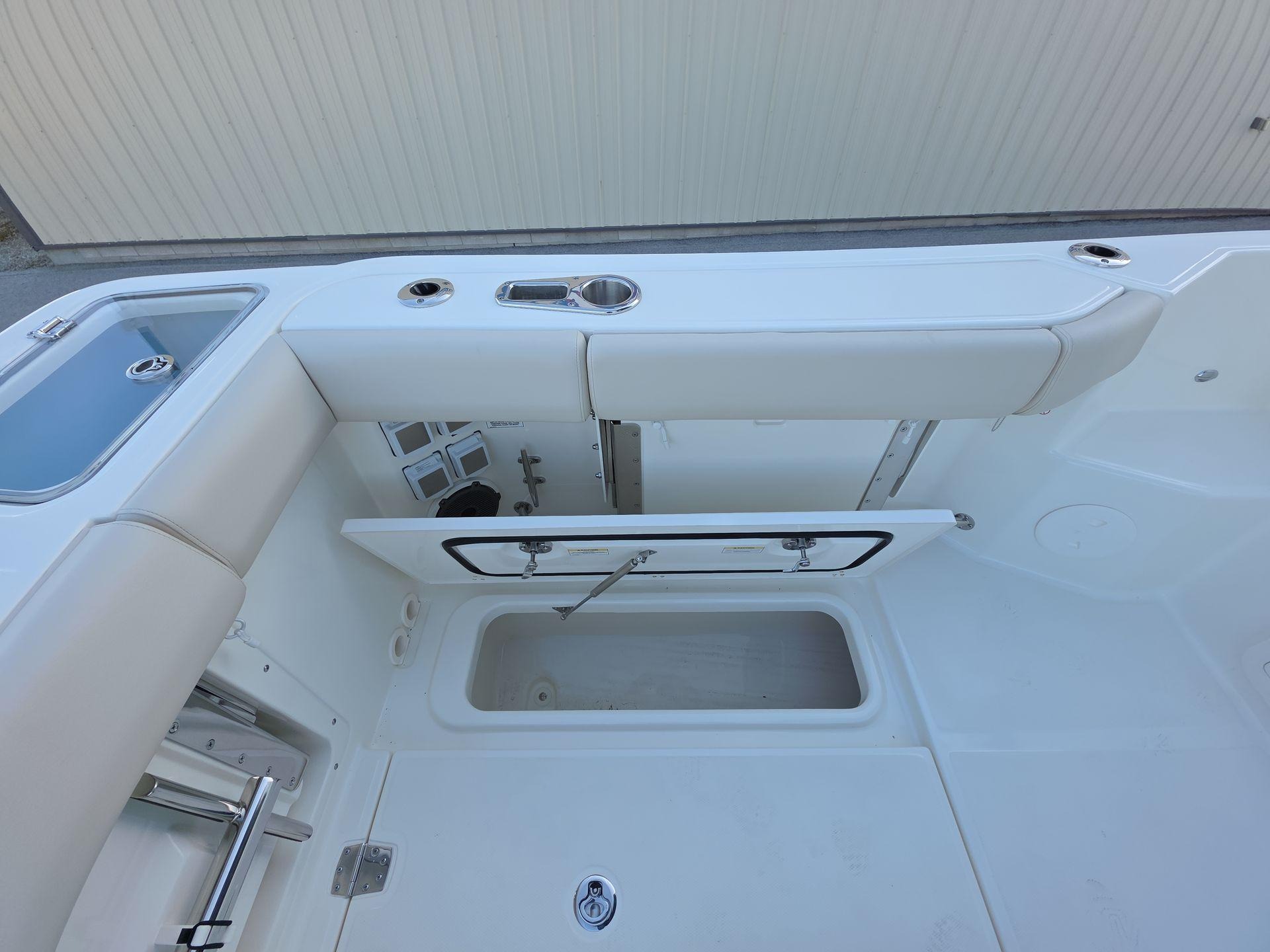 2025 Boston Whaler 325 Conquest - Image 8