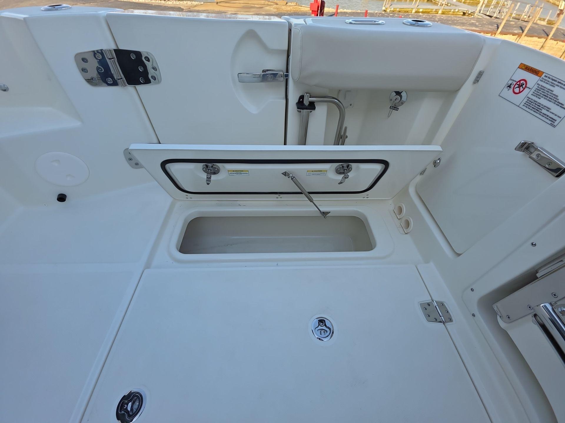 2025 Boston Whaler 325 Conquest - Image 9