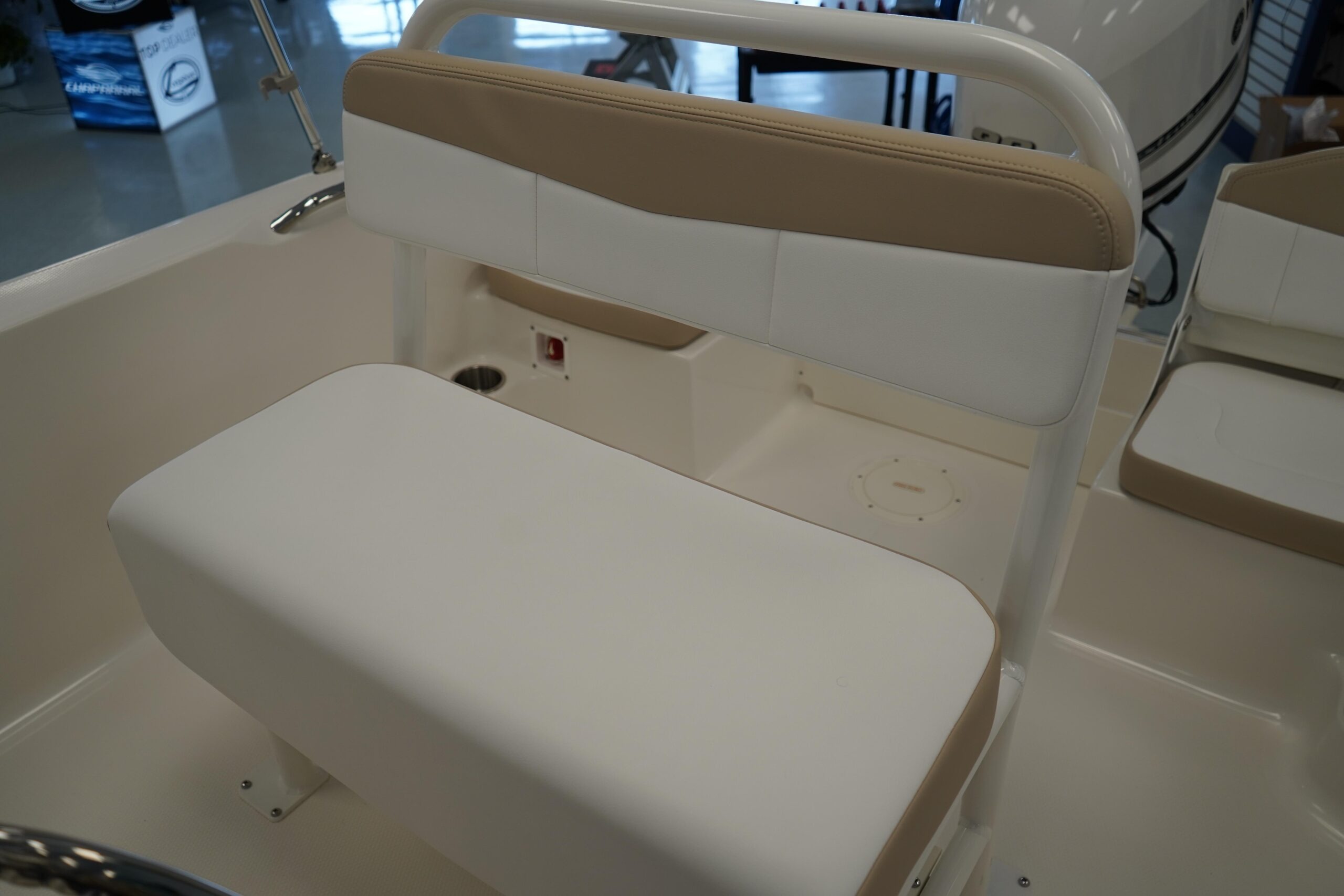 2026 Robalo R160 Center Console - Image 13