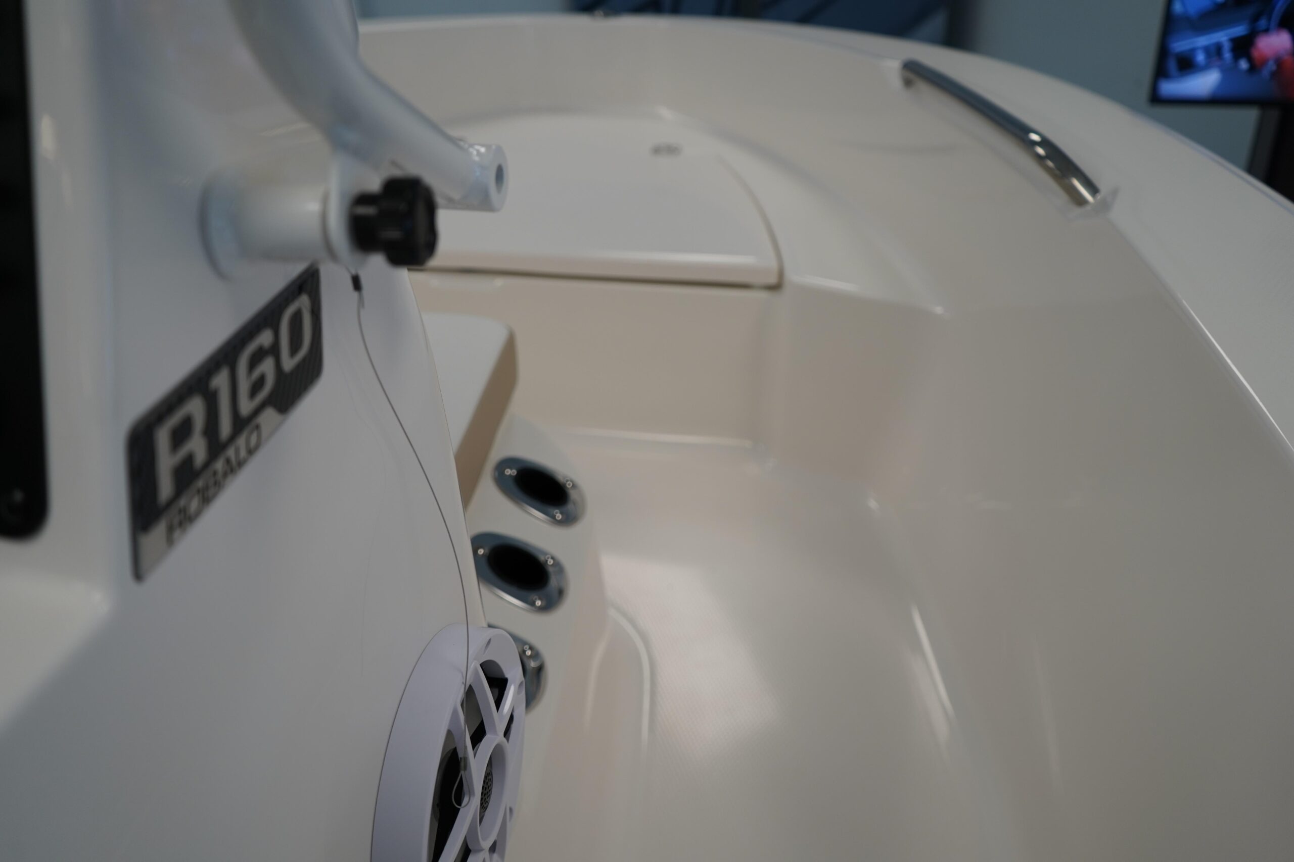 2026 Robalo R160 Center Console - Image 15