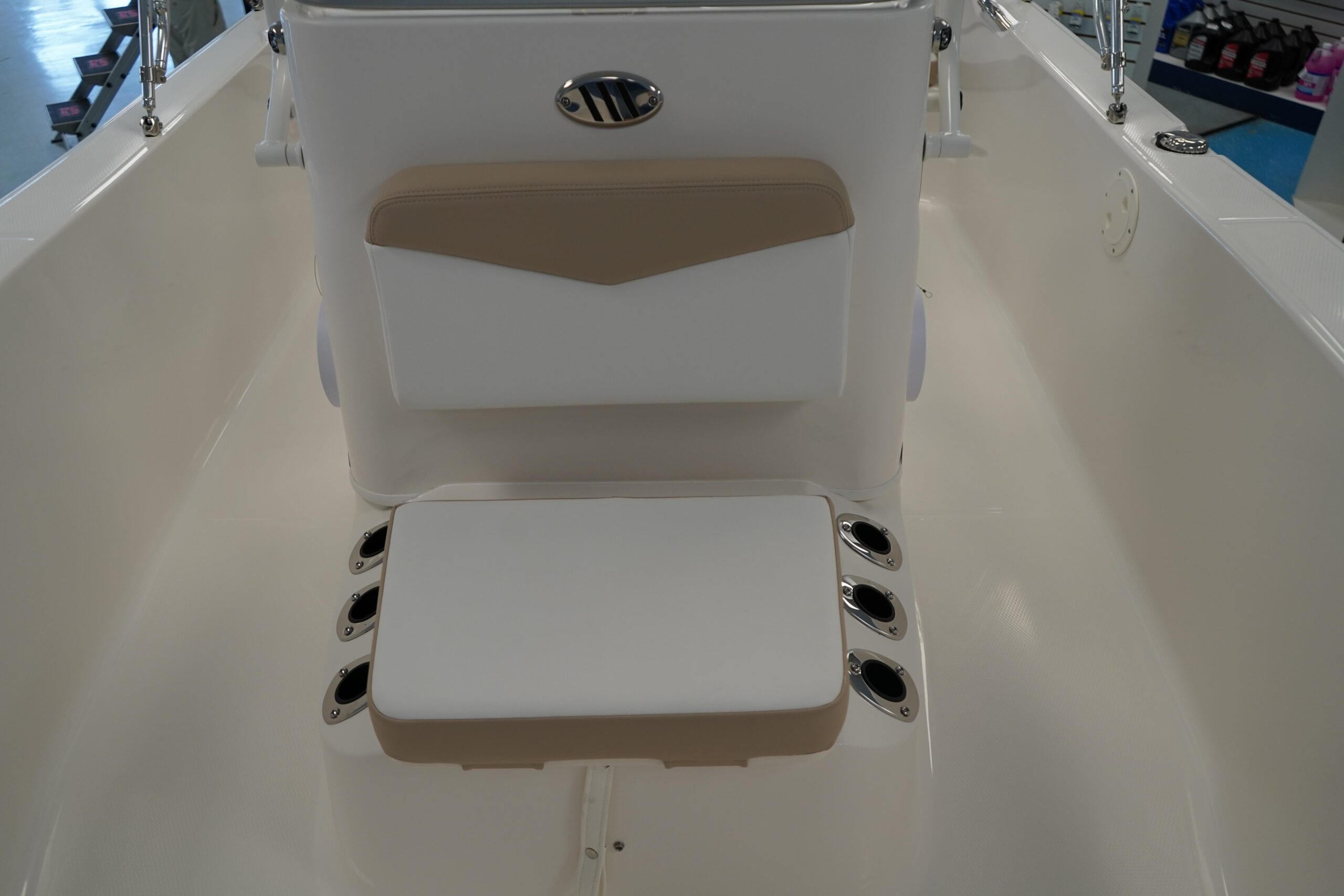 2026 Robalo R160 Center Console - Image 16