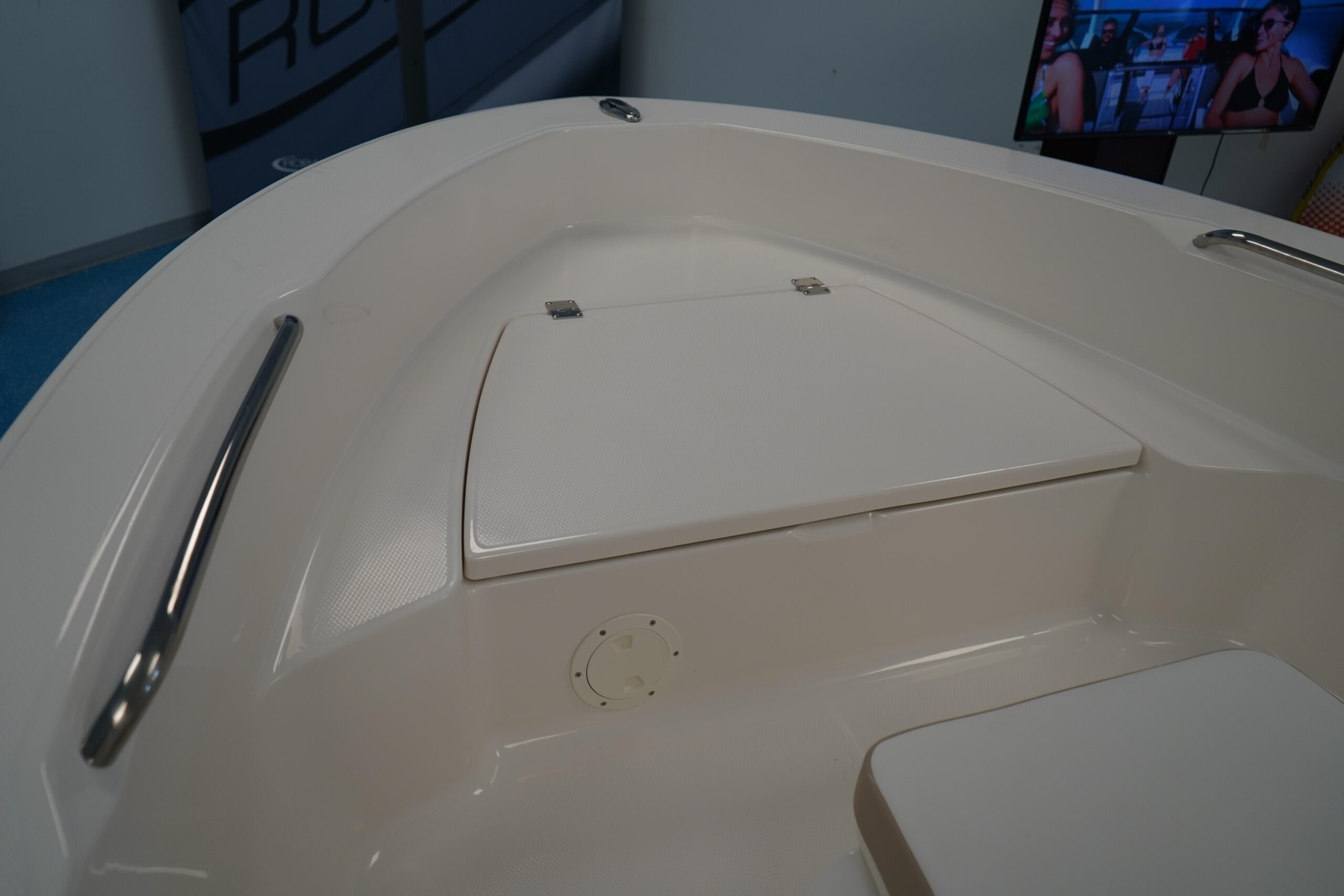 2026 Robalo R160 Center Console - Image 18