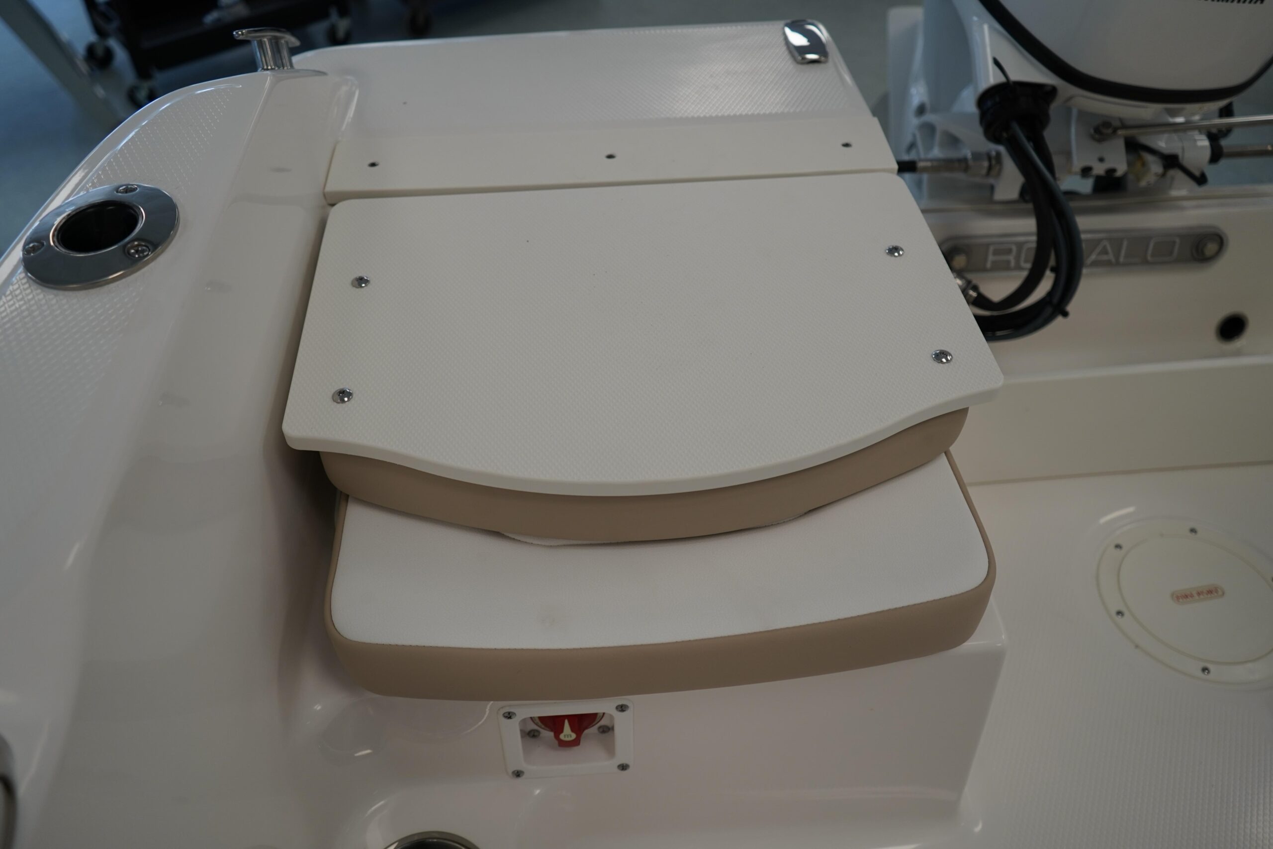 2026 Robalo R160 Center Console - Image 8