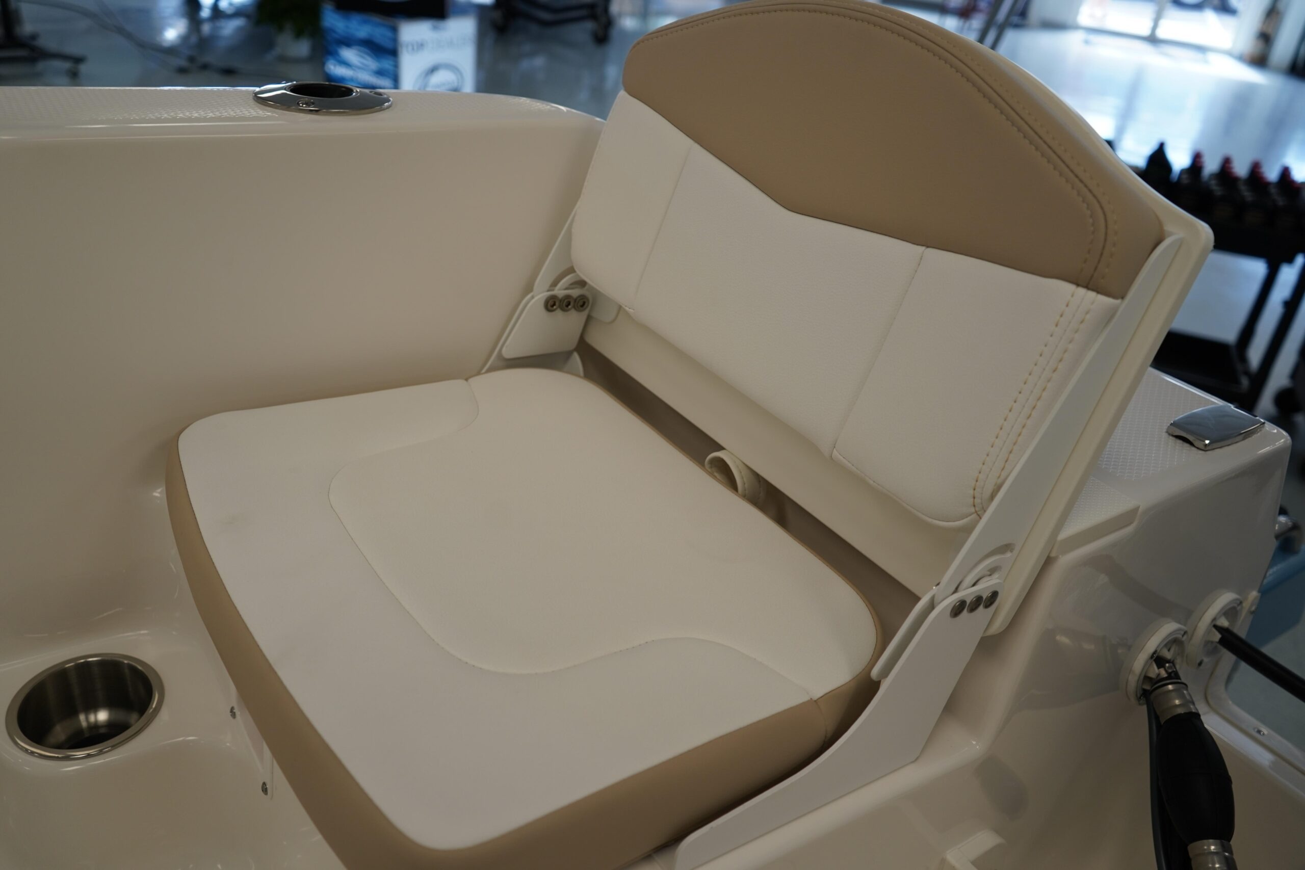 2026 Robalo R160 Center Console - Image 9