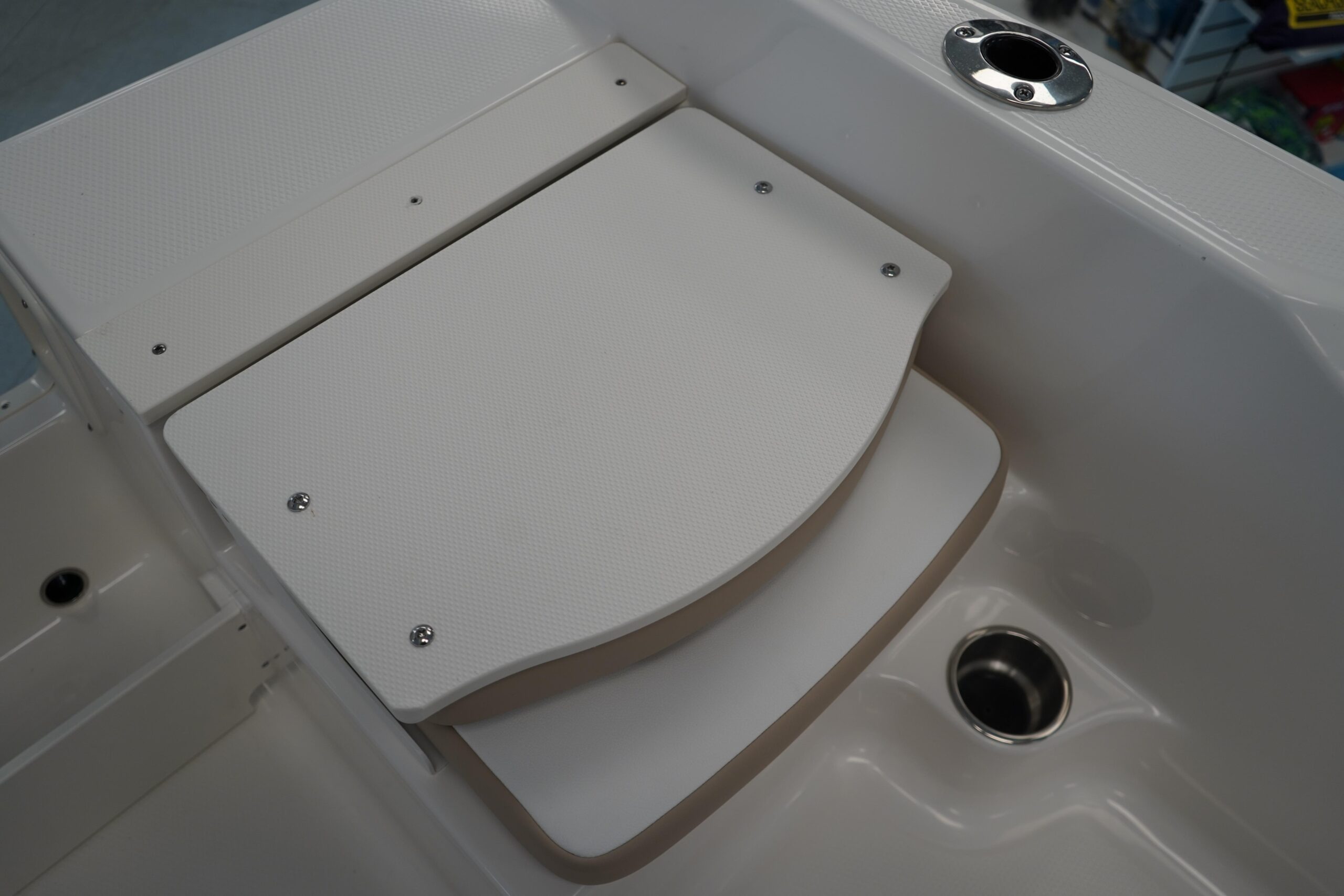 2026 Robalo R160 Center Console - Image 10