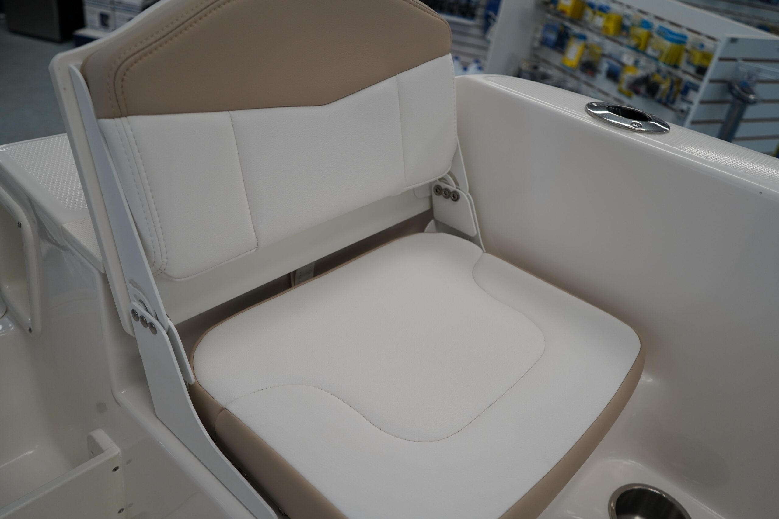 2026 Robalo R160 Center Console - Image 11