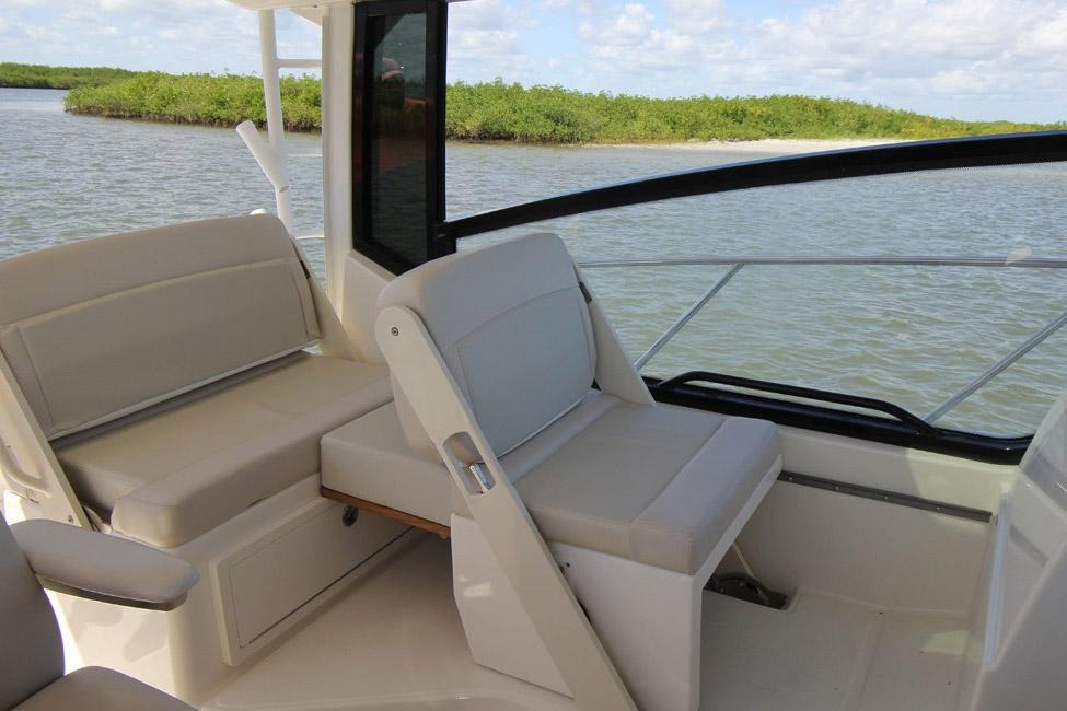 2025 Boston Whaler 325 Conquest - Image 23