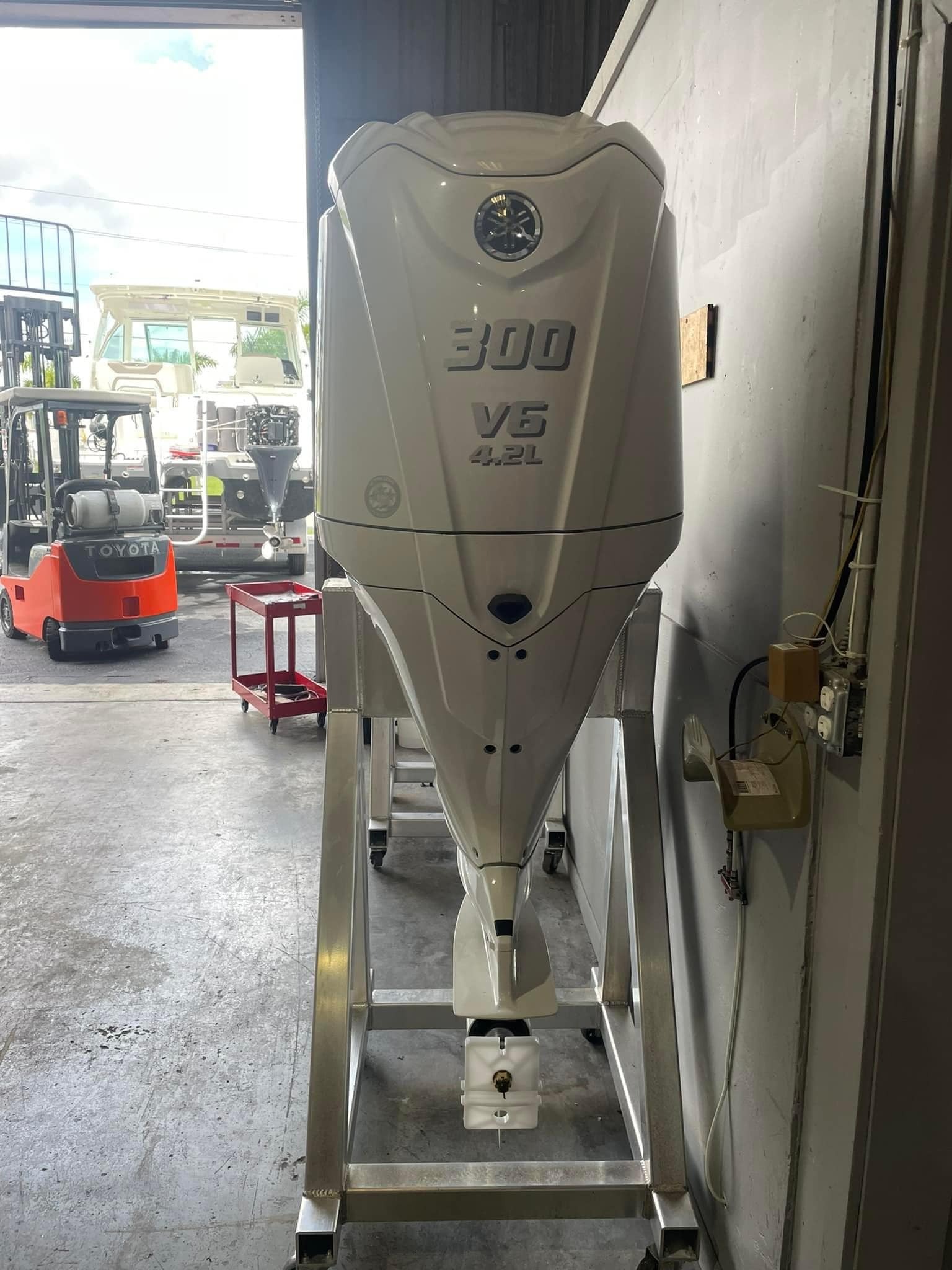 Yamaha 300hp outboard motors for sale | Digital Electronic Controls, 30" Shaft | F300UCB & LF300UCB - Image 2